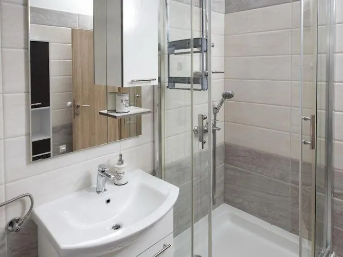 Apartment Mia - Two Bedroom Apartment With Balcony Split