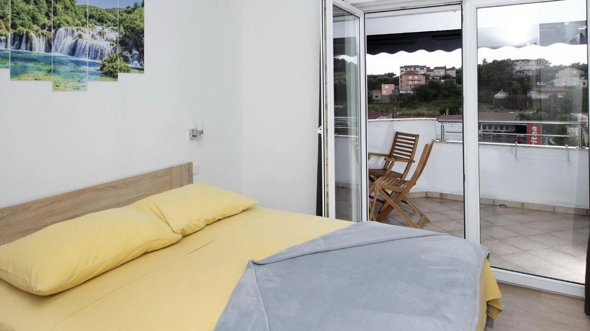 Apartment Mia - Two Bedroom Apartment With Balcony Split