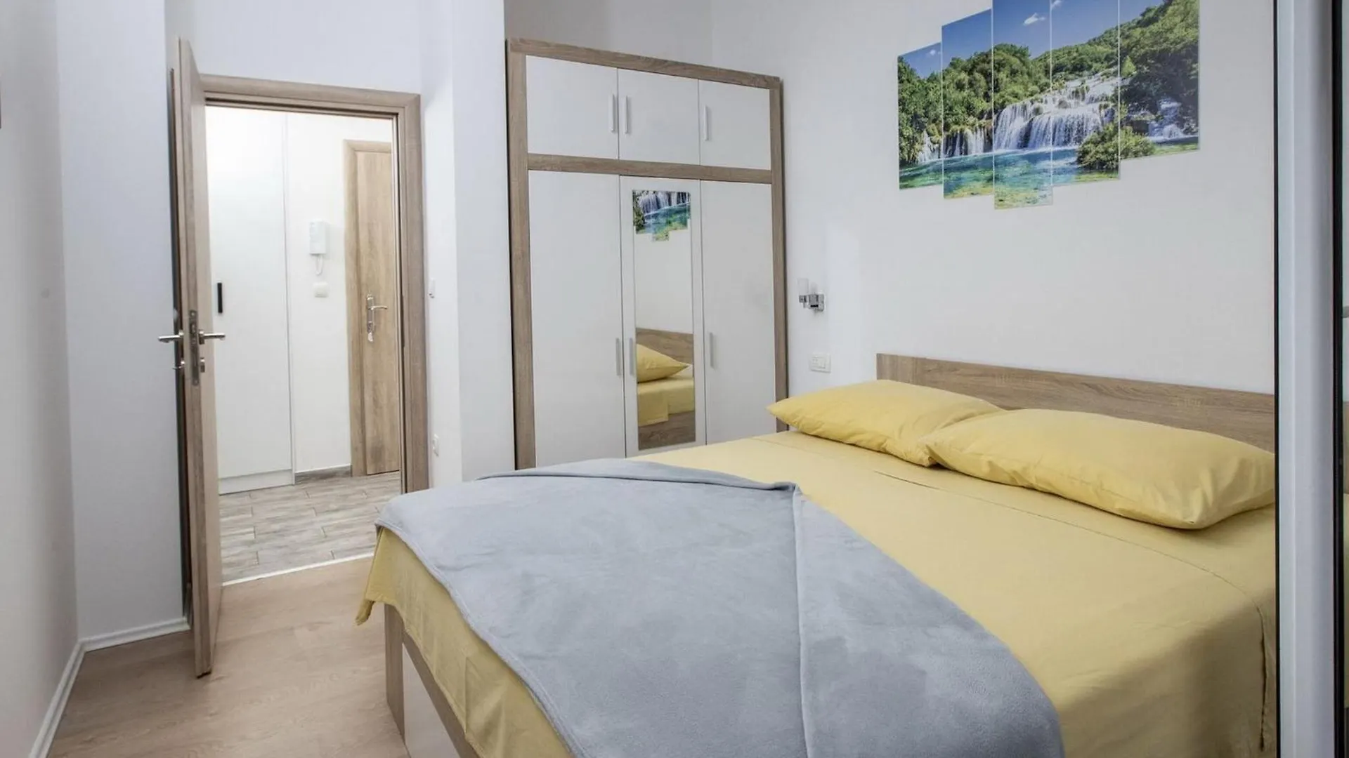 Apartment Mia - Two Bedroom Apartment With Balcony Split