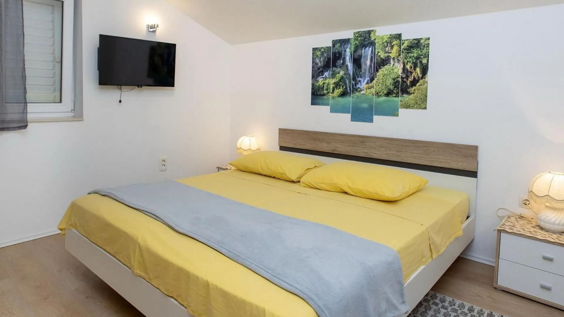 Apartment Mia - Two Bedroom Apartment With Balcony Split