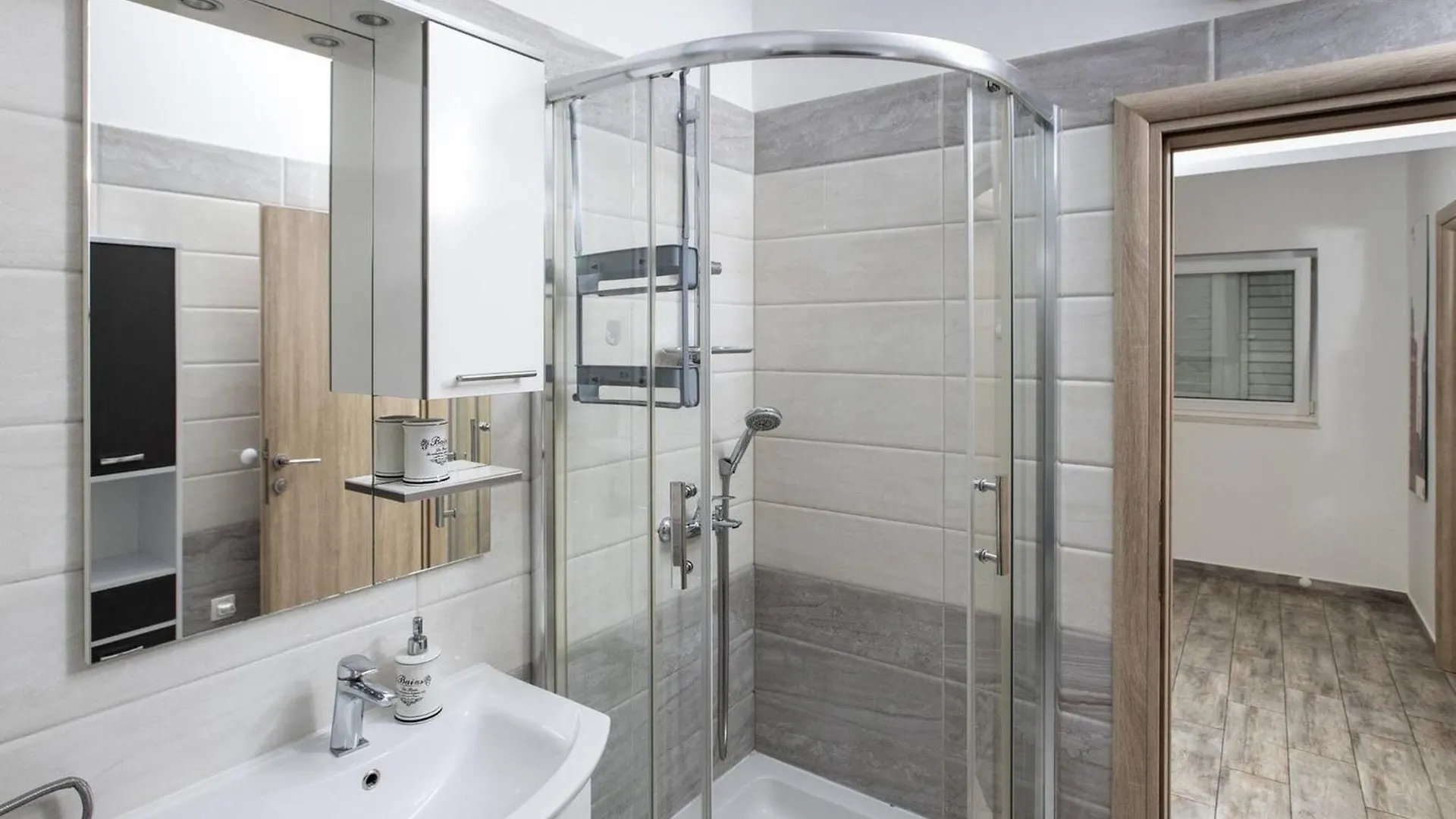 Apartment Mia - Two Bedroom Apartment With Balcony Split