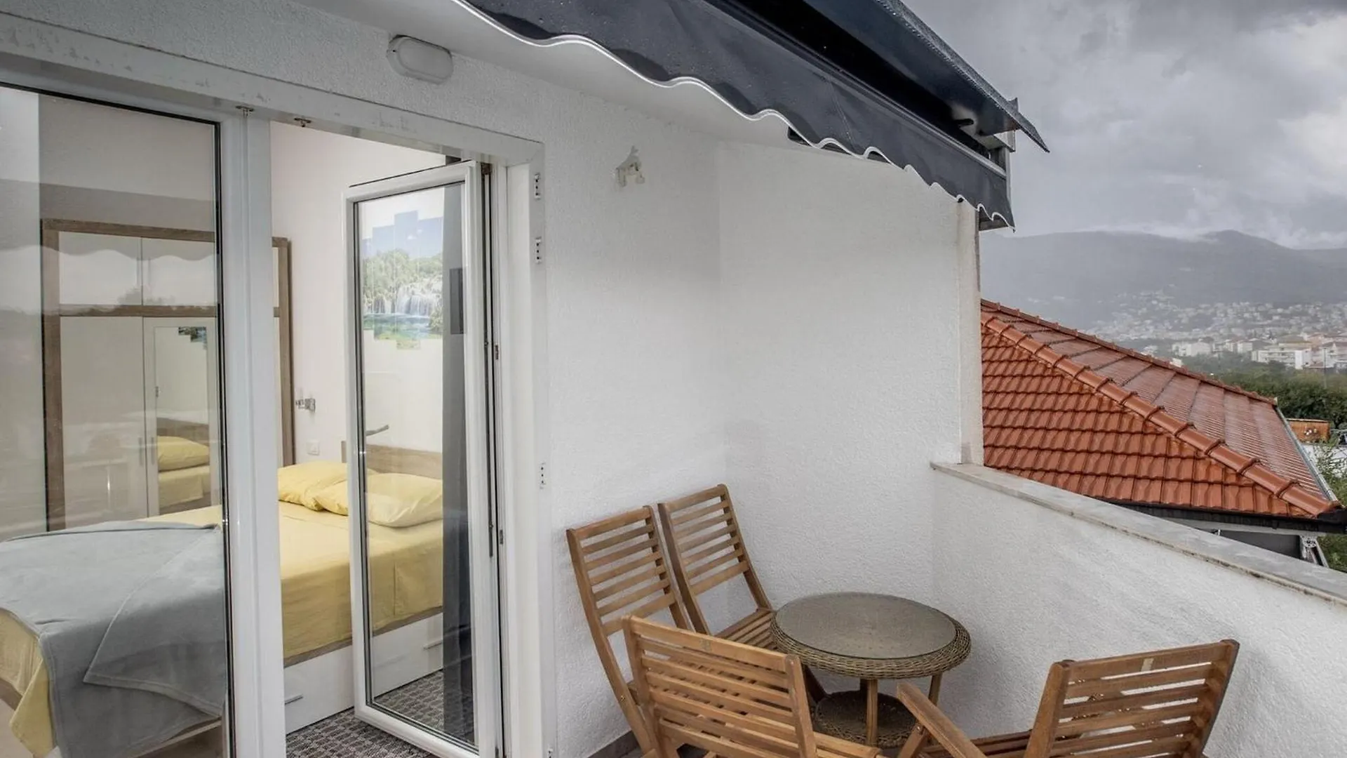Apartment Mia - Two Bedroom Apartment With Balcony Split