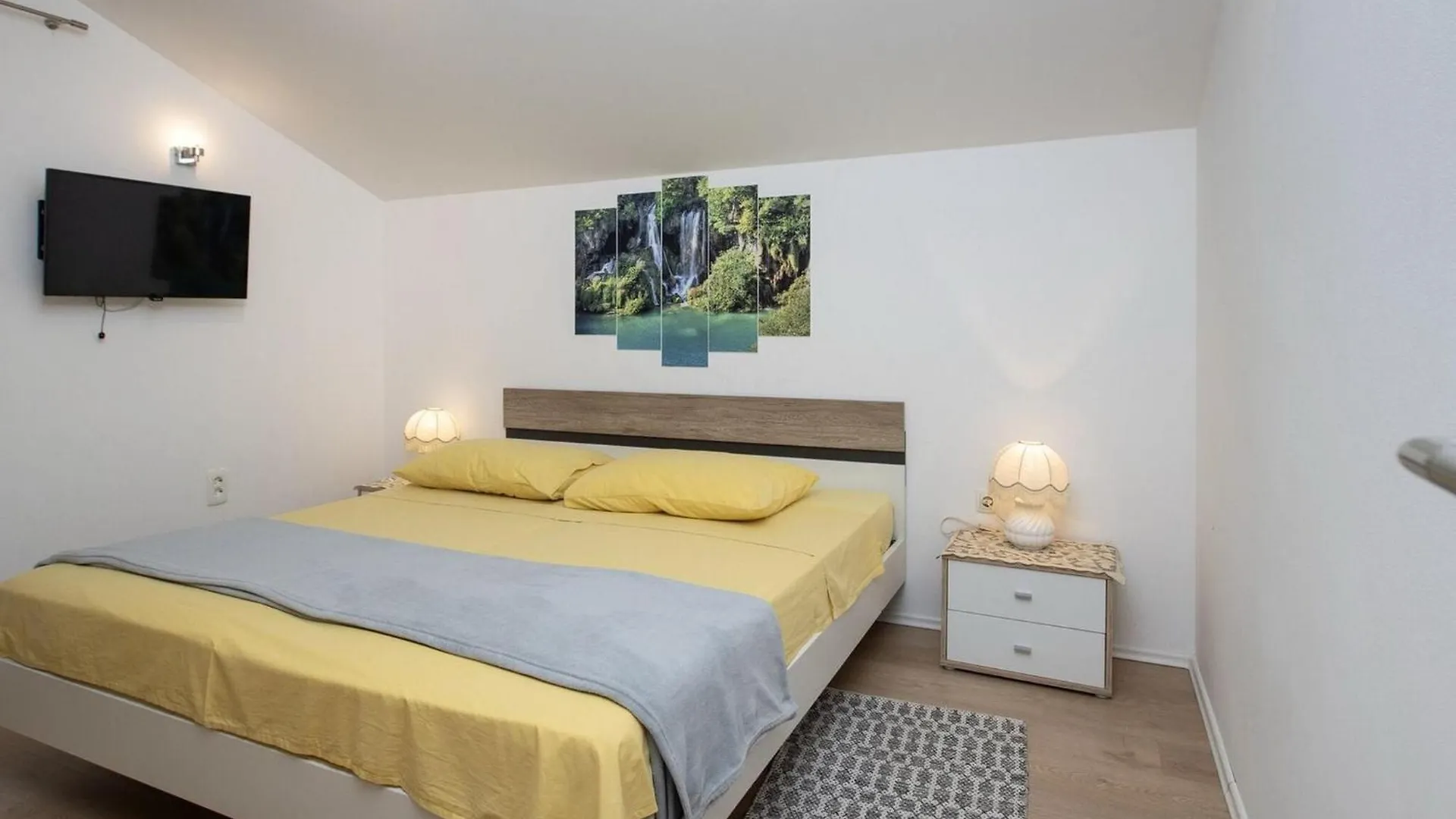 Apartment Mia - Two Bedroom Apartment With Balcony Split