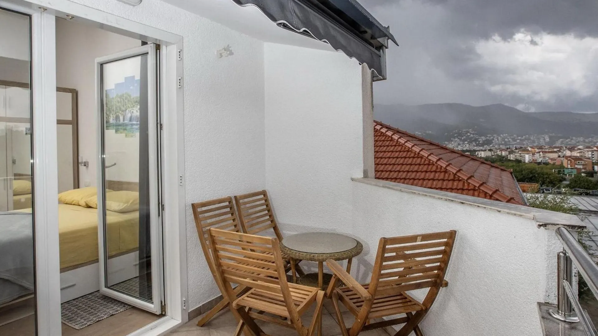 Apartment Mia - Two Bedroom Apartment With Balcony Split