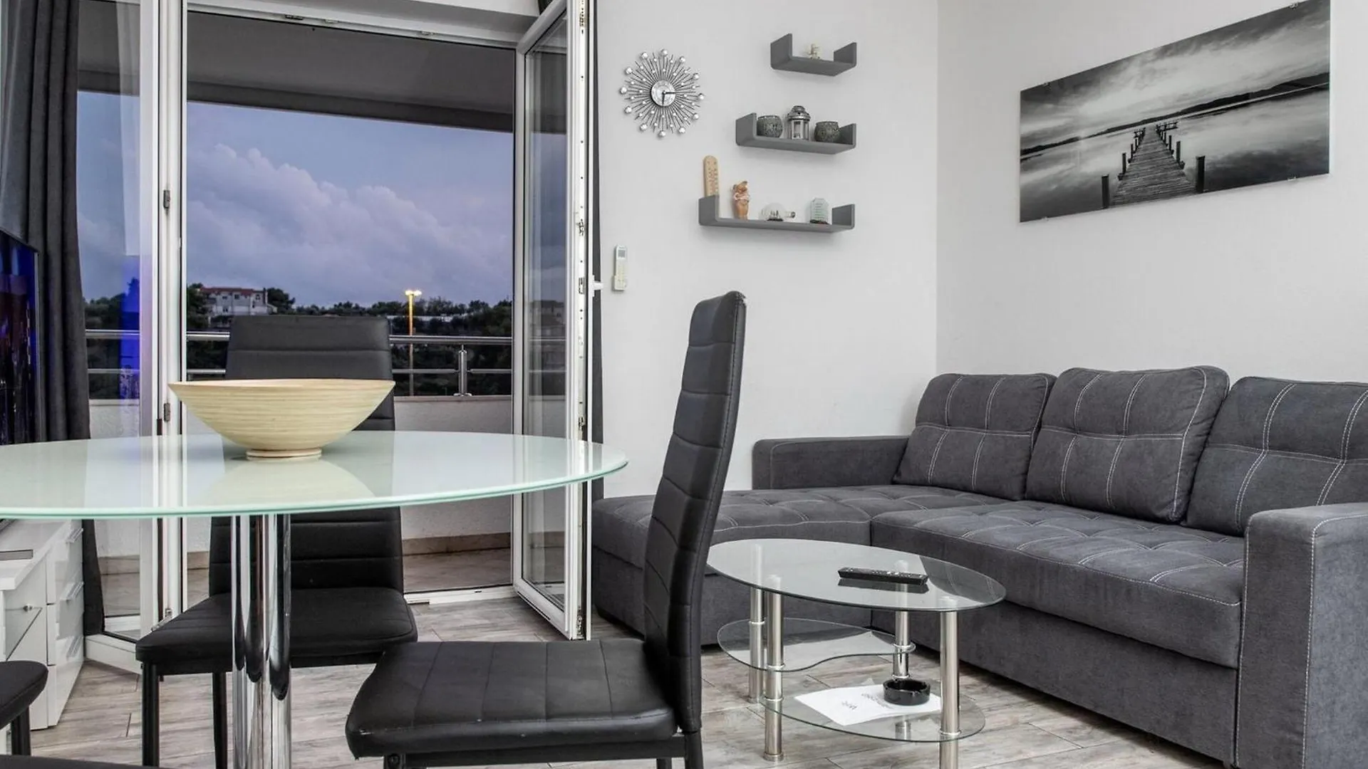 Apartment Mia - Two Bedroom Apartment With Balcony Split