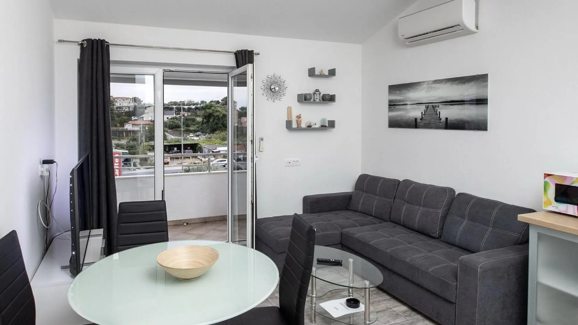 Apartment Mia - Two Bedroom Apartment With Balcony Split